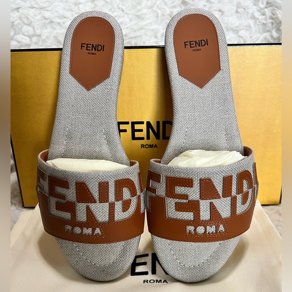 Fendi Logo Slides - Picture 3 of 7